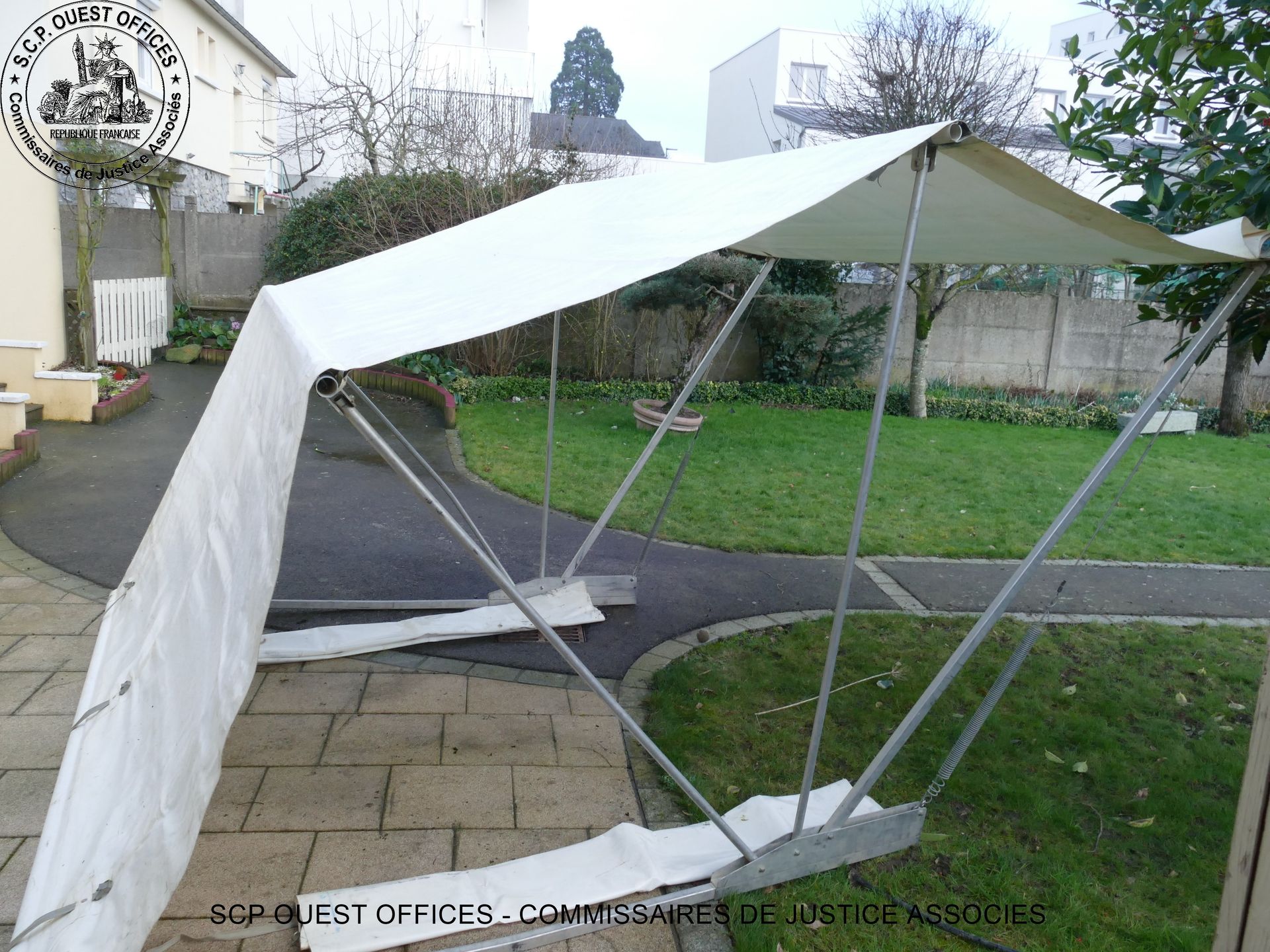 Null An "Abri Express" site shelter model 530