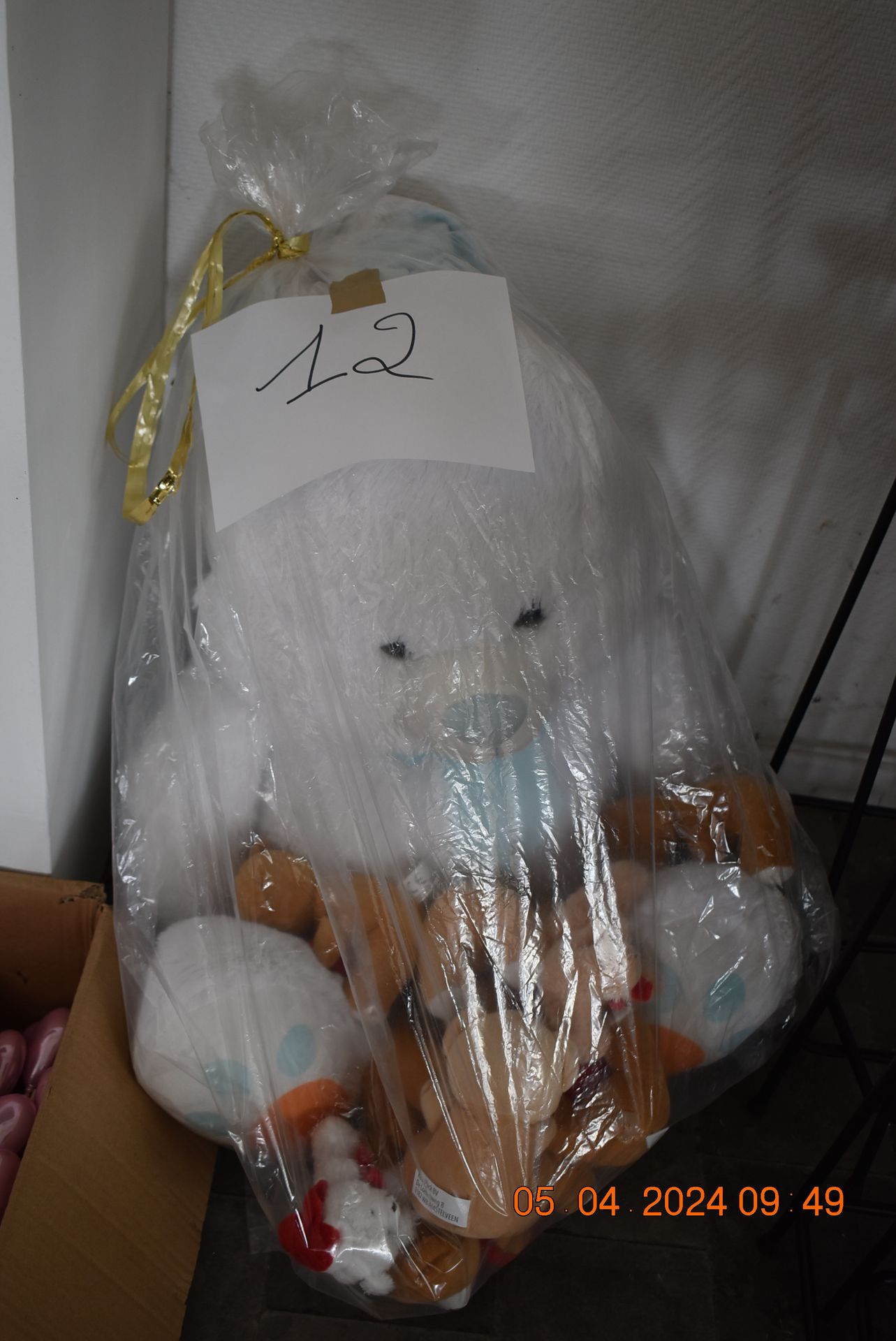 Null peluche grand lapin avec divers oursons