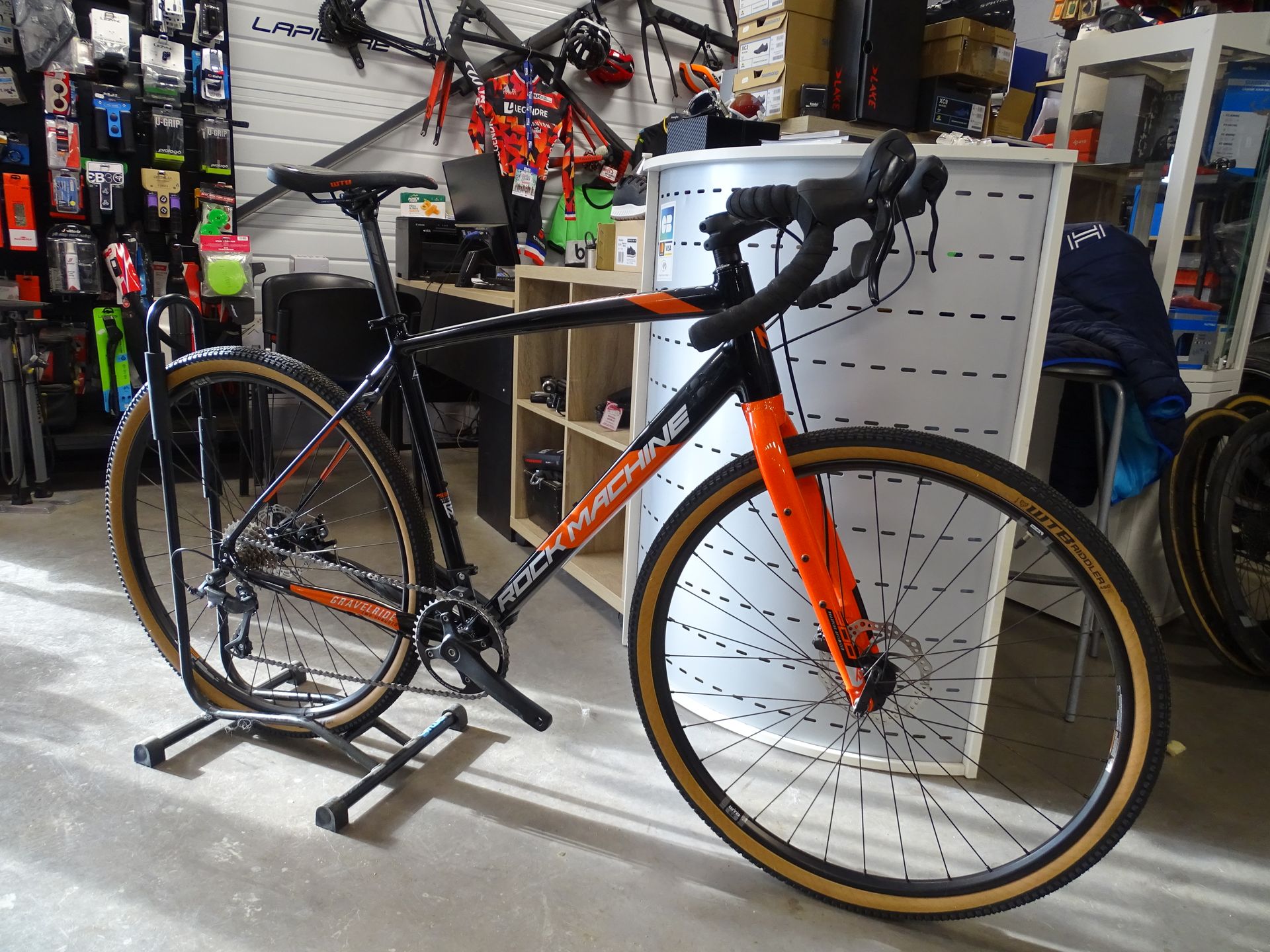 Null Vélo de route musculaire ROCKMACHINE GRAVEL RIDE 200: noir orange , taille &hellip;