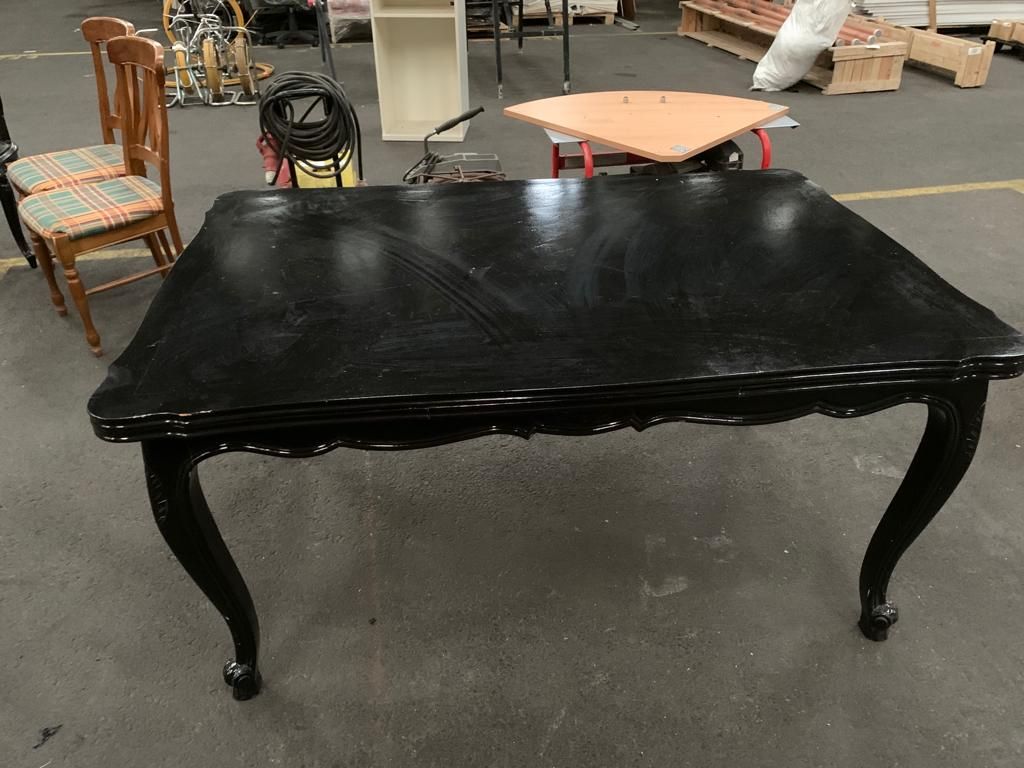 Null Table noir en bois très bon état