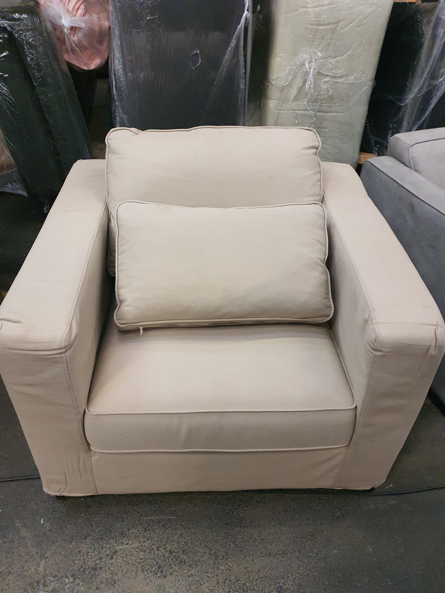 Null Fauteuil beige clair avec quelques taches sur la housse des coussins

Large&hellip;