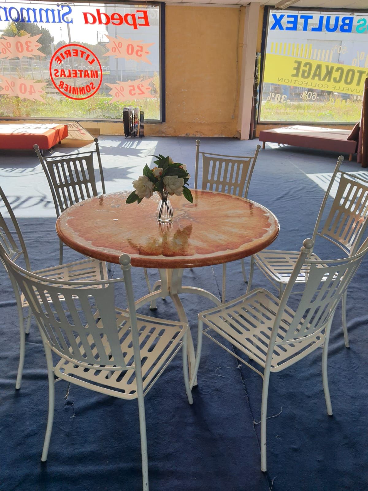 Null 
Table céramique avec modele floral peint a la main + 6




chaises en méta&hellip;
