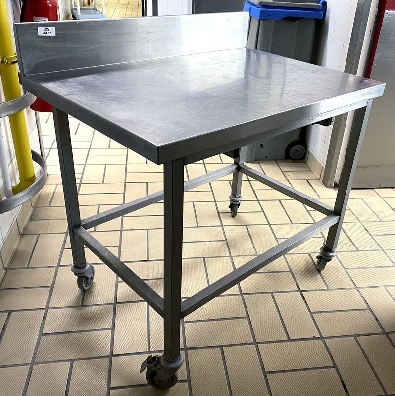 Null TABLE OF PREPARATION LEANED ON CASTERS IN FOOD STAINLESS STEEL. 1 CASTERS I&hellip;