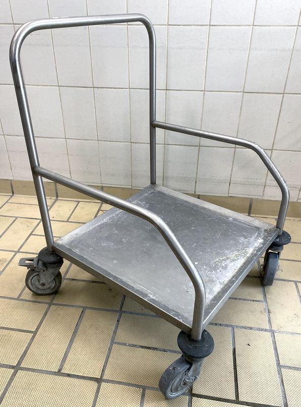 Null TRAY CART WITH 4 DIRECTIONAL STAINLESS STEEL WHEELS. 88 X 66 X 67 CM.