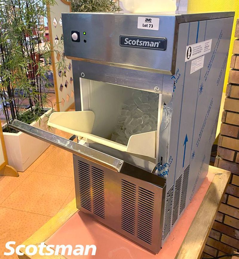 Null SCOTSMAN STAINLESS STEEL ICE CREAM MACHINE MODEL GPE21AX4 WITH ITS SHOVEL. &hellip;