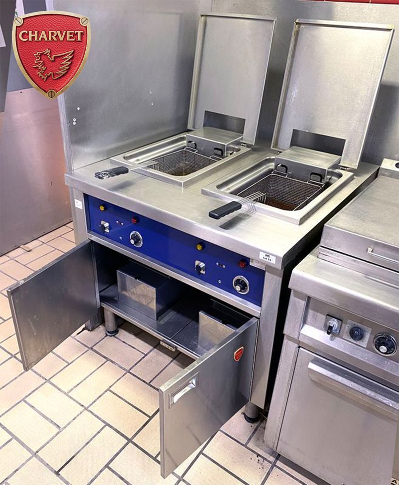 Null FRYER 2 ELECTRIC TRAYS OF MARK CHARVET RESTING ON A PIECE OF FURNITURE OPEN&hellip;