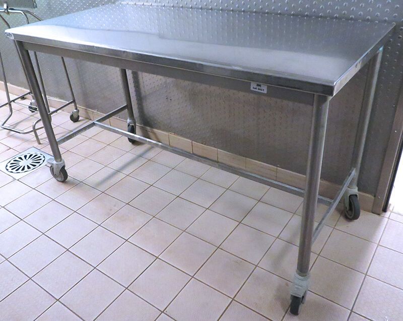 Null PREPARATION TABLE ON WHEELS IN STAINLESS STEEL. 92 X 160 X 70 CM. 3 UNITS. &hellip;