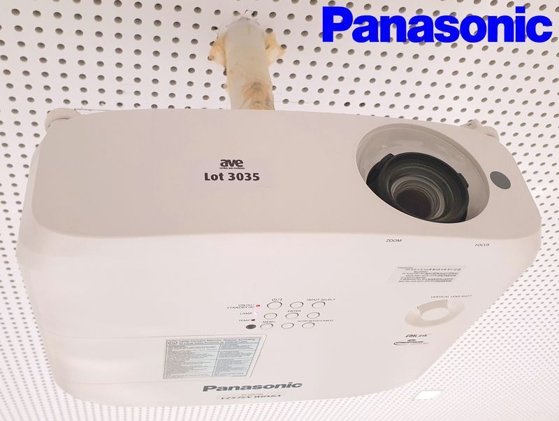 Null VIDEO PROJECTEUR DE MARQUE PANASONIC MODELE PT-VZ575N. VENDU AVEC ATTACHE P&hellip;