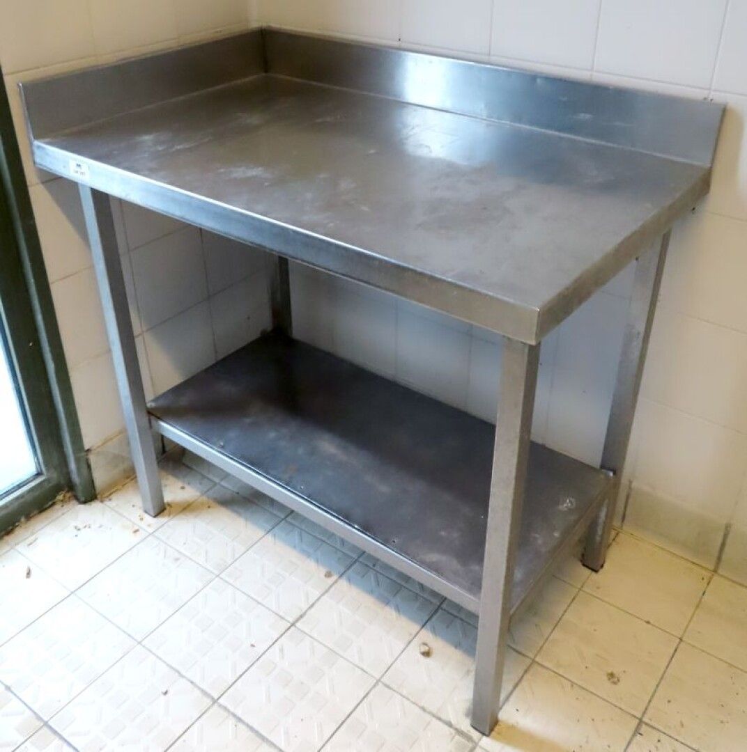 Null LEANING PREPARATION TABLE WITH STAINLESS STEEL BRACES. 94 X 100 X 59 CM.