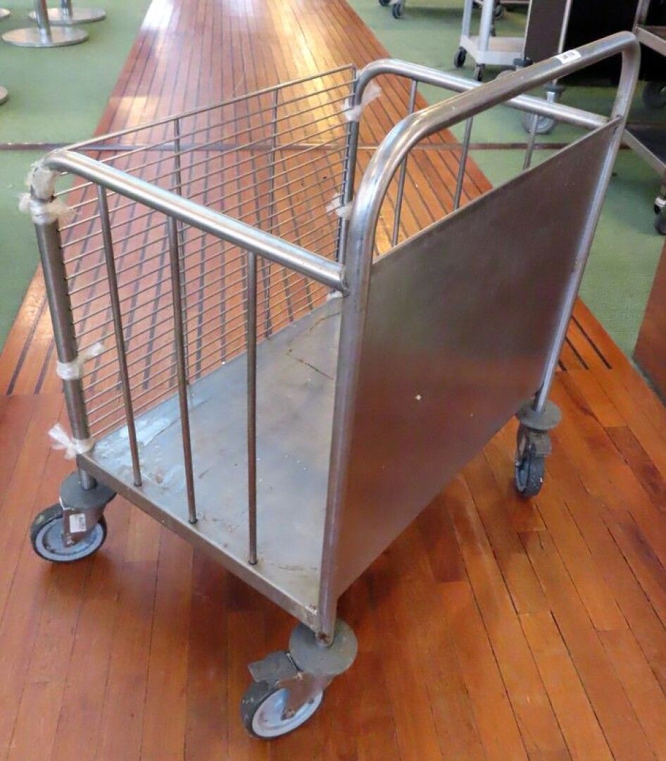 Null STAINLESS STEEL FOOD SERVING TROLLEY. 88 X 70 X 52 CM.