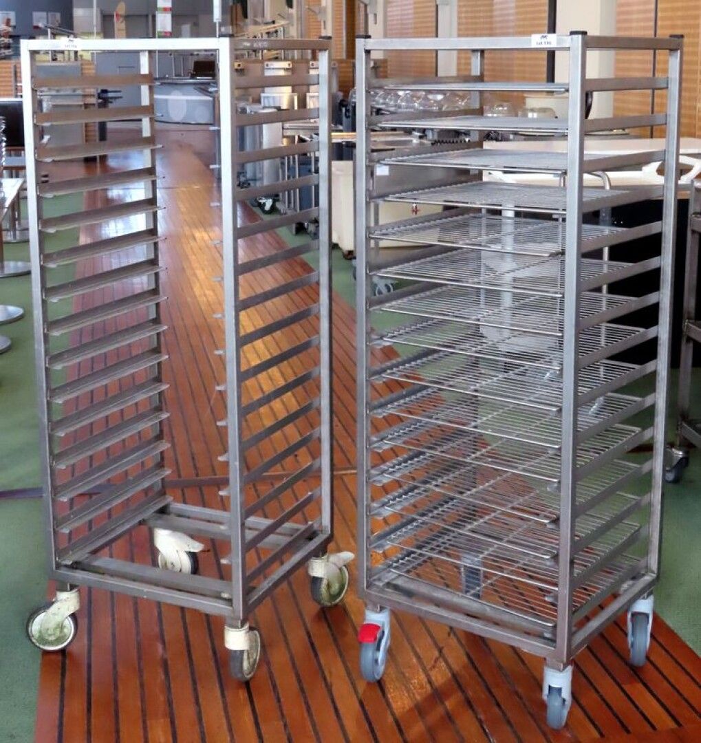Null 2 TROLLEYS WITH 15 LADDERS, ONE SOLD WITH 15 LADDERS. 148 X 50 X 54 CM.