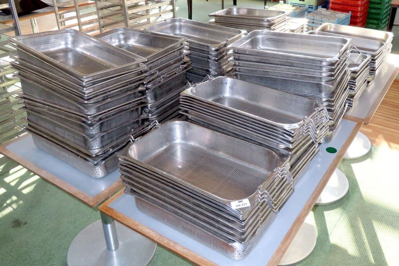 Null ABOUT 150 GASTRO TRAYS, VARIOUS MODELS.