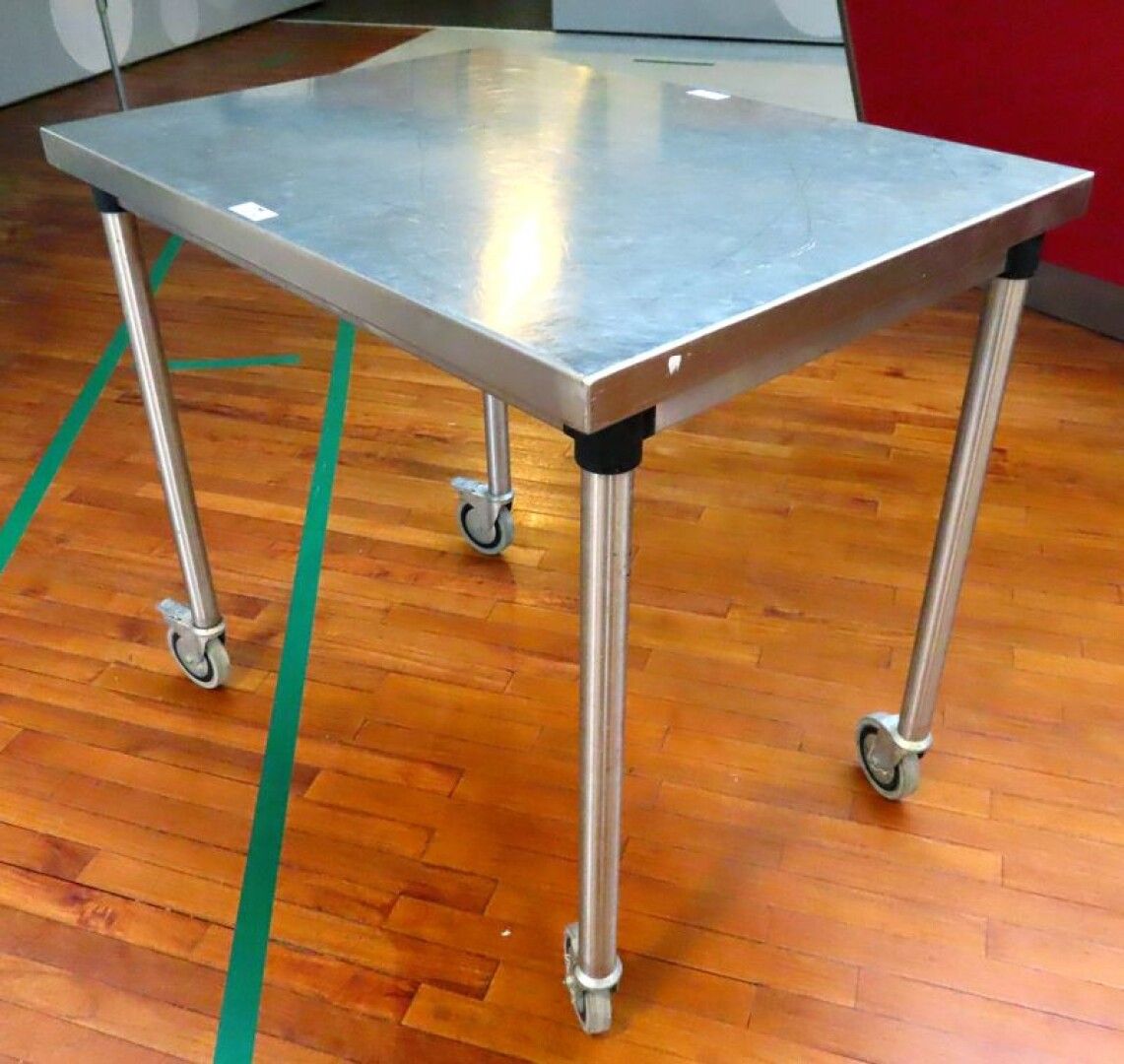 Null PREPARATION TABLE ON WHEELS IN STAINLESS STEEL. 90 X 98 X 70 CM.