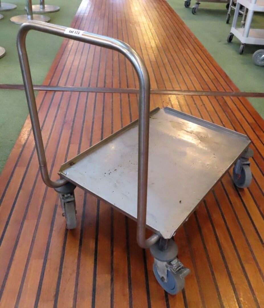 Null STAINLESS STEEL TROLLEY. 85 X 81 X 56 CM.