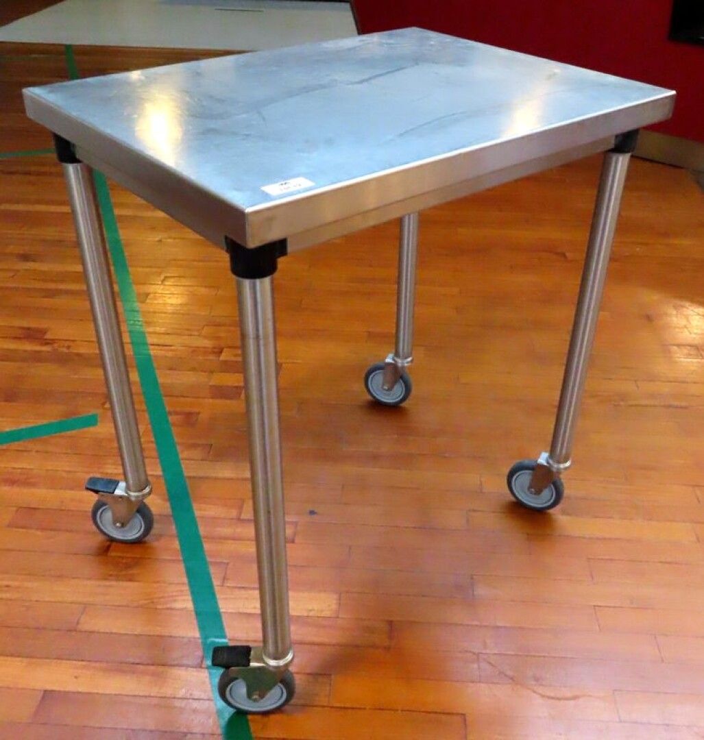 Null PREPARATION TABLE ON WHEELS IN STAINLESS STEEL. 91 X 60 X 80 CM.
