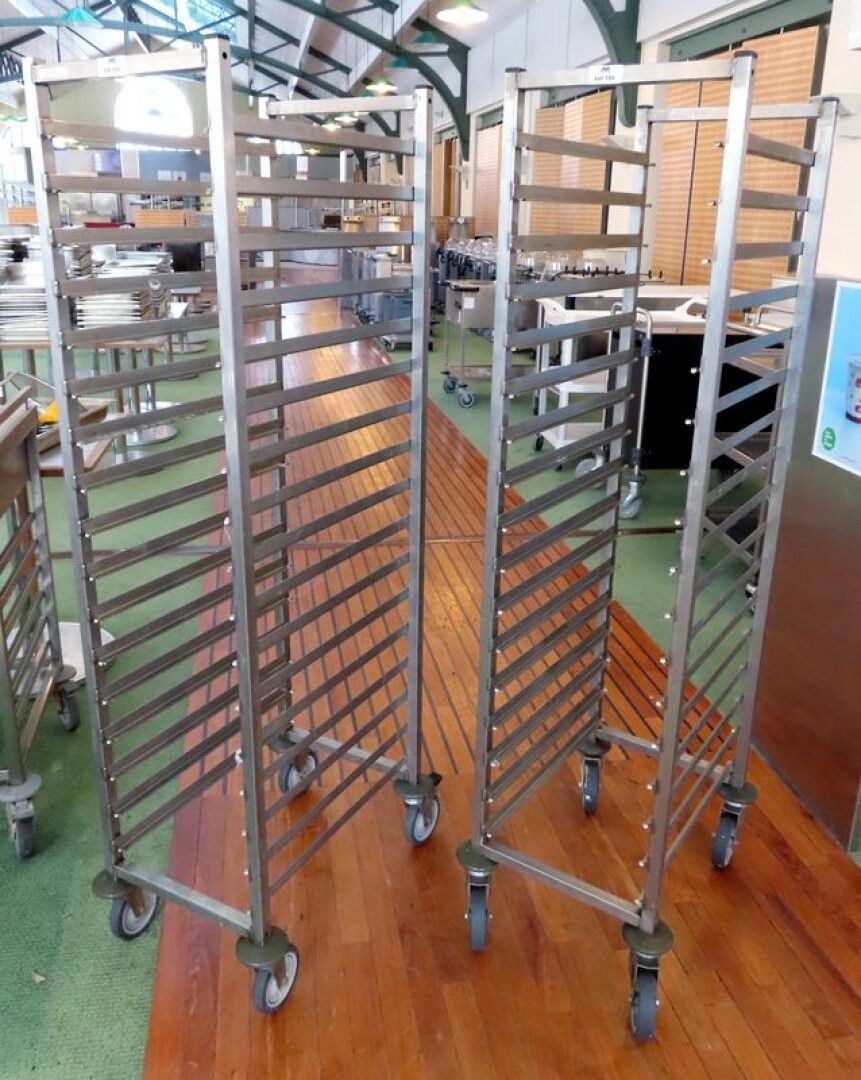 Null 2 LADDER TRUCKS WITH 17 LEVELS. SOLD WITHOUT GRIDS. 165,5 X 58 X 38,5 CM.
