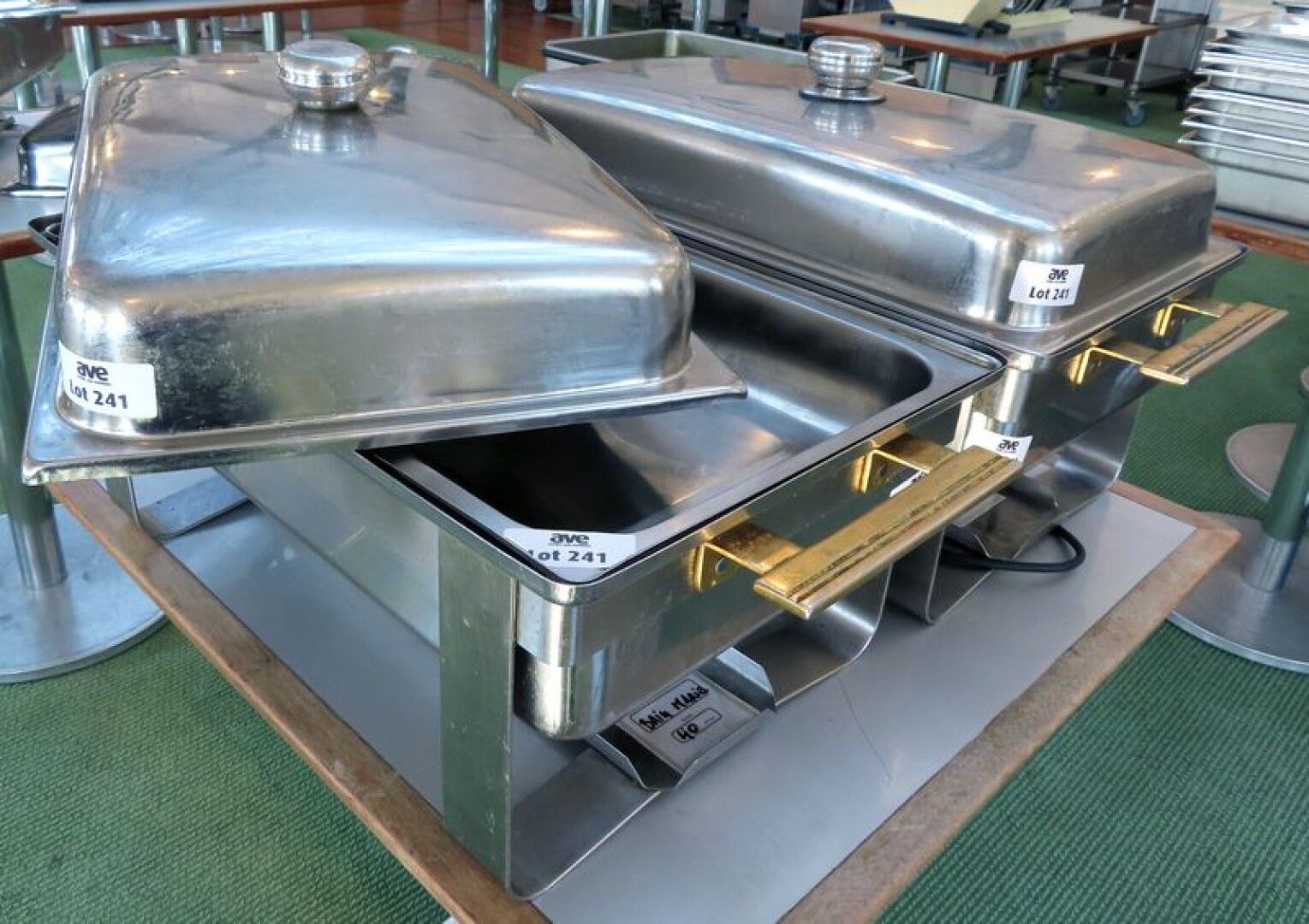 Null 2 CHAFING DISH OU BAIN-MARIE ELECTRIQUES. 38 X 59,5 X 36,5 CM.