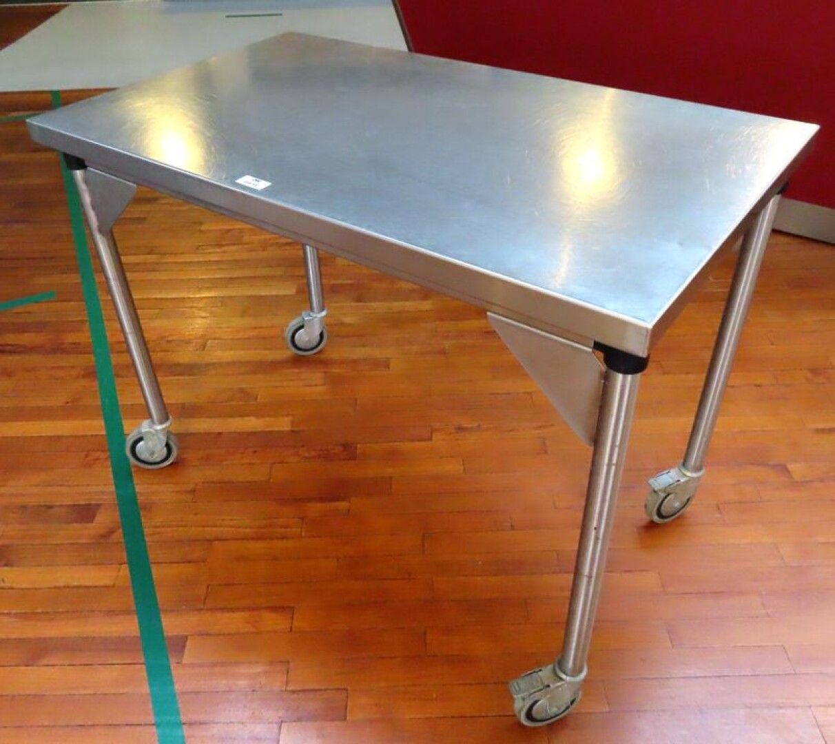 Null PREPARATION TABLE ON WHEELS IN STAINLESS STEEL. 90 X 120 X 70 CM.