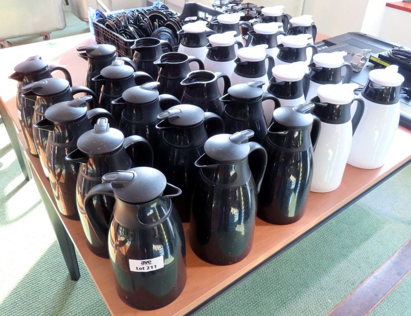 Null 27 BLACK OR WHITE THERMOS FLASKS, 3 WITHOUT LIDS.