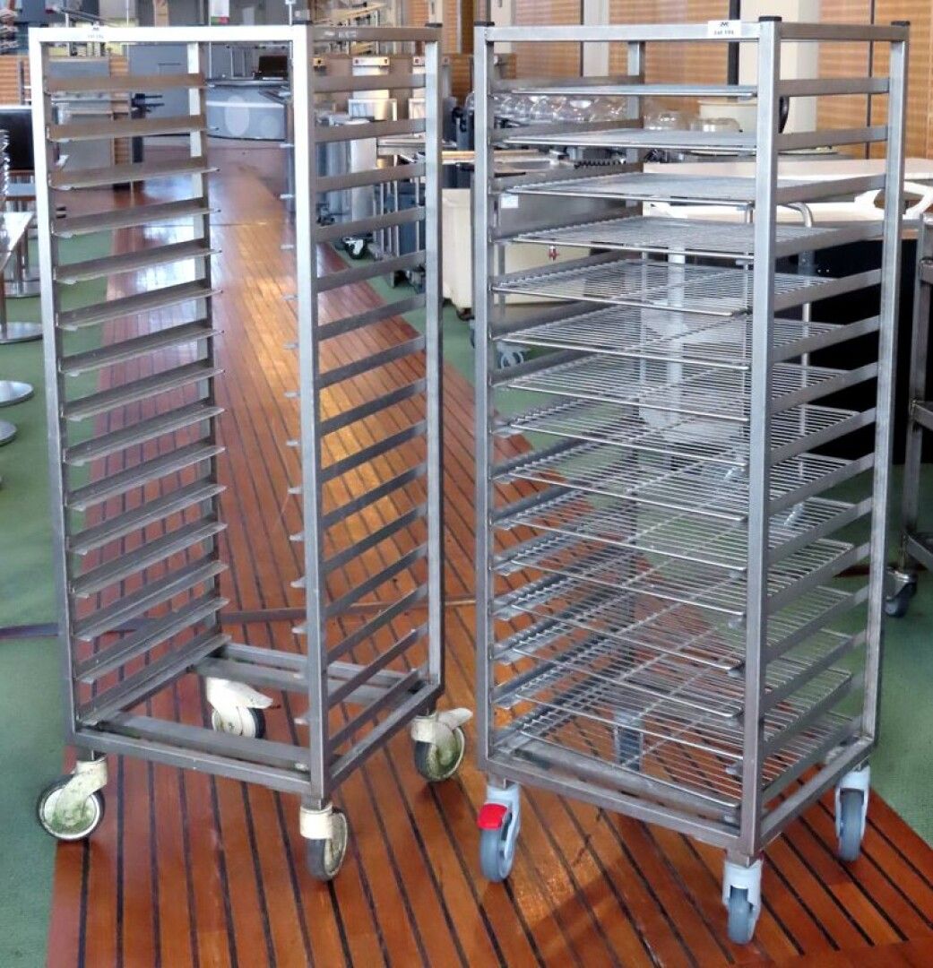 Null 2 LADDER CARTS WITH 15 LEVELS, ONE SOLD WITH 15 GRIDS. 148 X 50 X 54 CM.