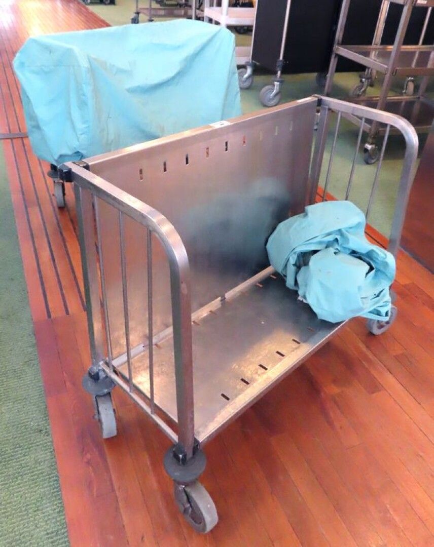 Null 2 STAINLESS STEEL TROLLEYS SOLD WITH THEIR COVERS. 76 X 95 X 35 CM.