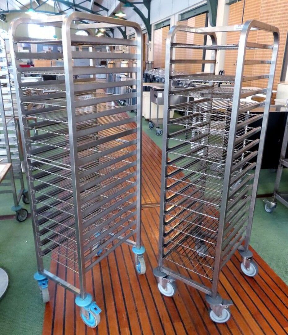 Null 2 LADDER CARTS WITH 18 LEVELS. SOLD WITH 17 GRIDS. 159 X 54,5 X 38 CM.