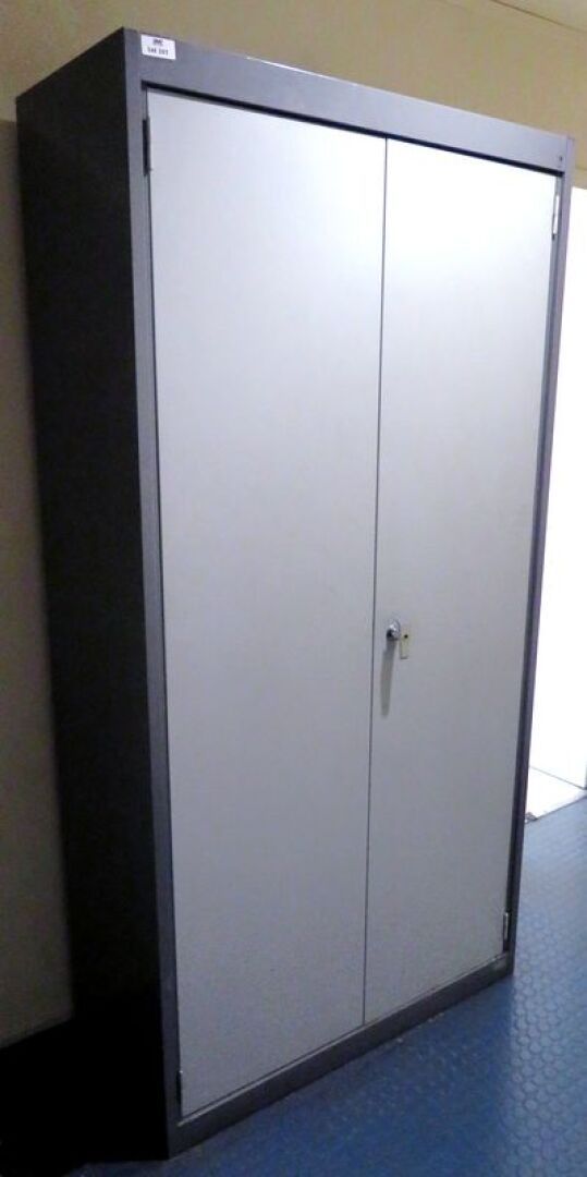 Null ARMOIRE METALLIQUE BLEU ET NOIR OUVRANT PAR DEUX PORTES SUR 4 ETAGERES. 180&hellip;