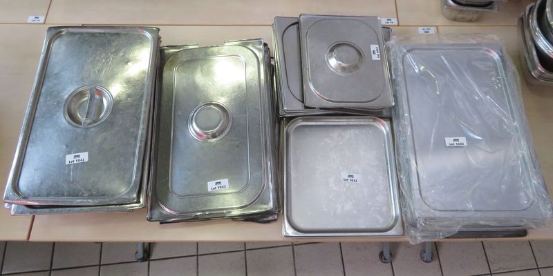 Null ABOUT 40 STAINLESS STEEL PLATES AND LIDS, VARIOUS SIZES. CAFETERIA