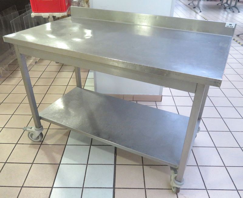 Null TABLE DE PREPARATION ADOSSEE SUR ROULETTES A 2 PLATEAUX EN INOX ALIMENTAIRE&hellip;