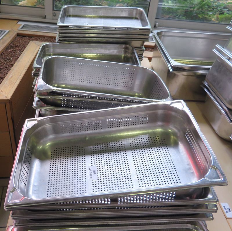 Null 40 GASTRO TRAYS IN STAINLESS STEEL, VARIOUS SIZES. CAFETERIA