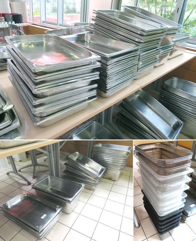 Null ABOUT 100 STAINLESS STEEL AND PLASTIC GASTRO TRAYS, VARIOUS SIZES. CAFETERI&hellip;