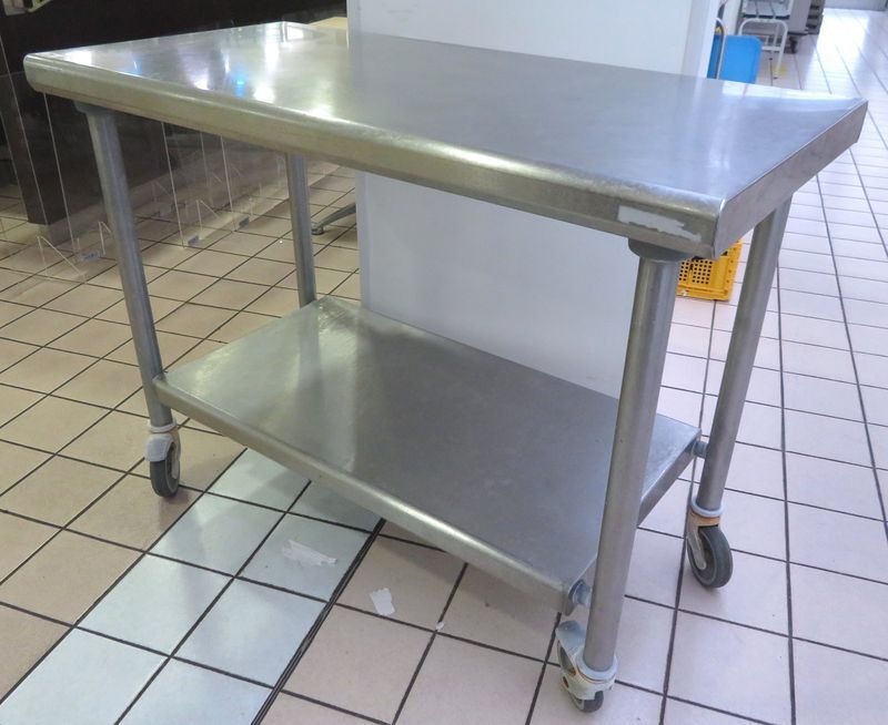 Null PREPARATION TABLE ON WHEELS WITH 2 STAINLESS STEEL TRAYS. 90 X 120 X 60 CM.&hellip;