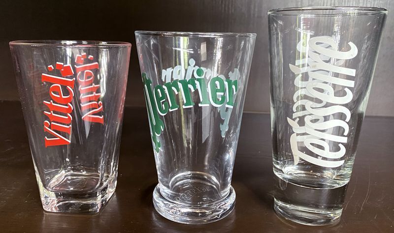 Null 46 VERRES PUBLICITAIRES DONT 22 VERRES SIGLES VITTEL, 18 VERRES SIGLES PERR&hellip;