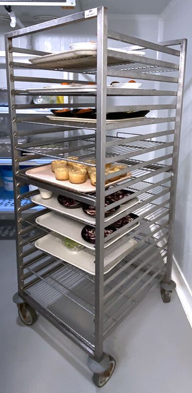 Null ECHELLE EN INOX ALIMENTAIRE SUR ROULETTES A 20 NIVEAUX. 170 X 59 X 65 CM. E&hellip;