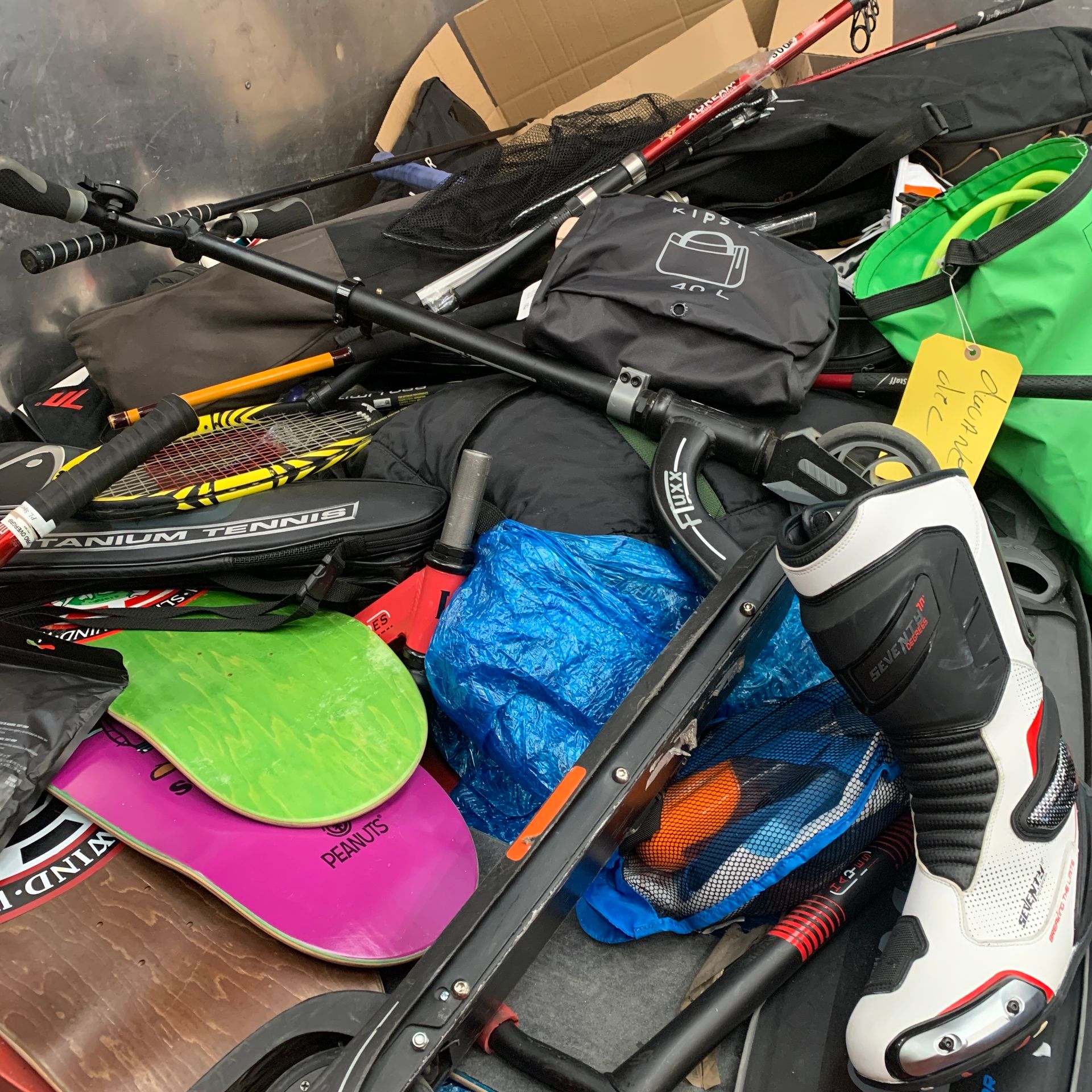 Null Batch of used sports items : fins, tennis rackets and others