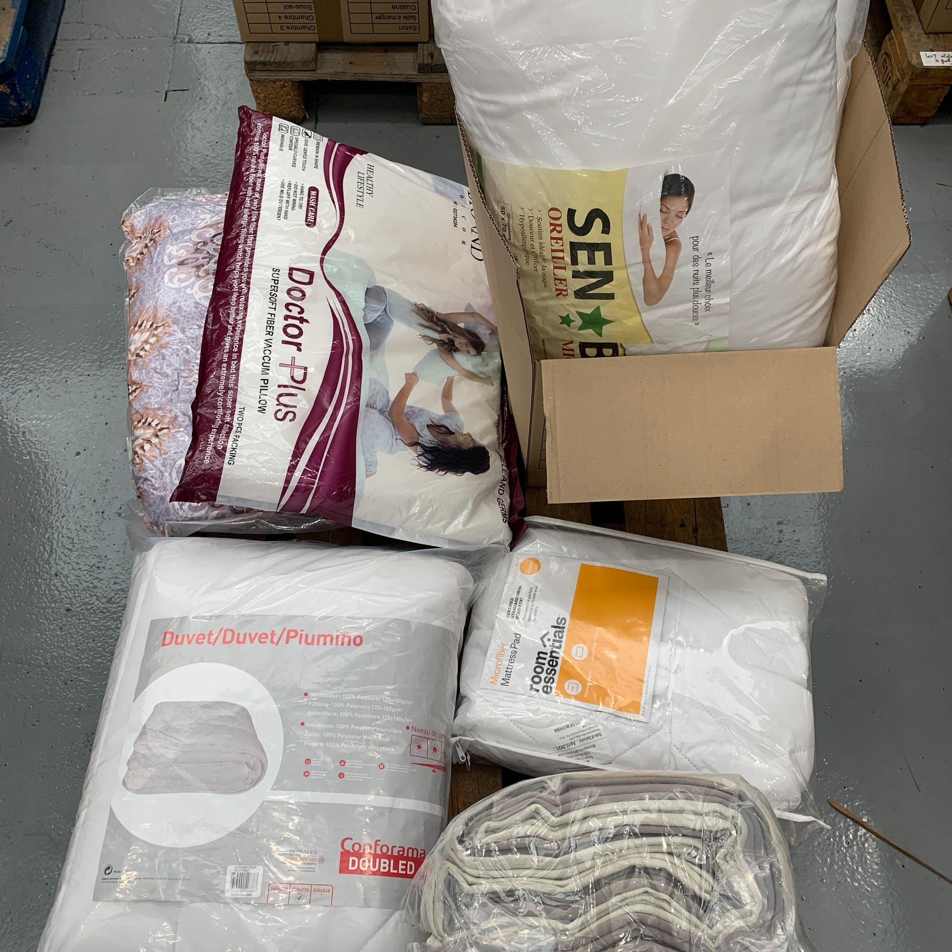 Null Lot of new linen items : pillows, comforters and others