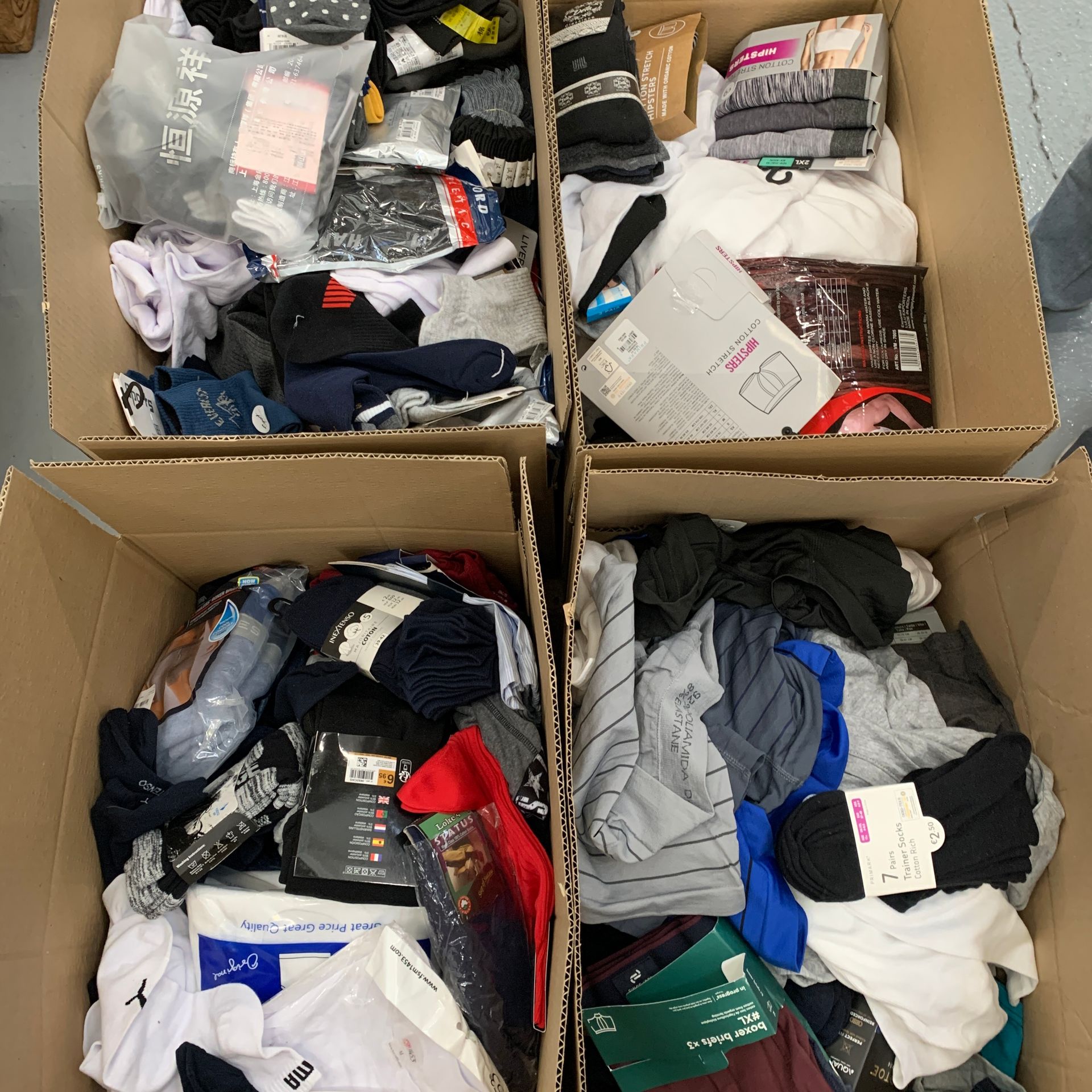 Null Lot of 400 pieces of accessories and clothing: boxers, socks and others