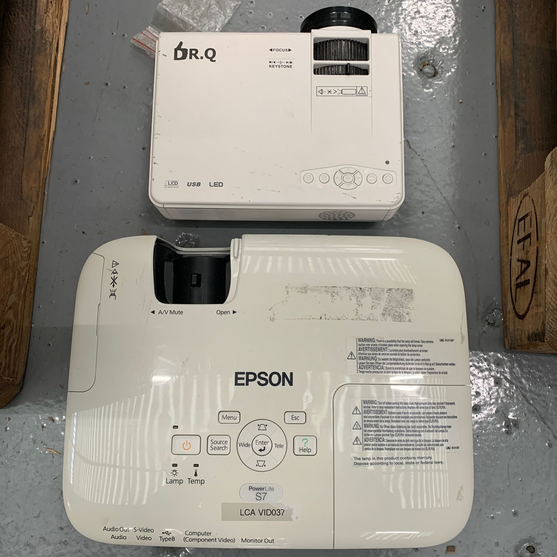 Null Lot of 2 Used Overhead Projectors : 1 EPSON H328A and 1 DR-Q HI-04