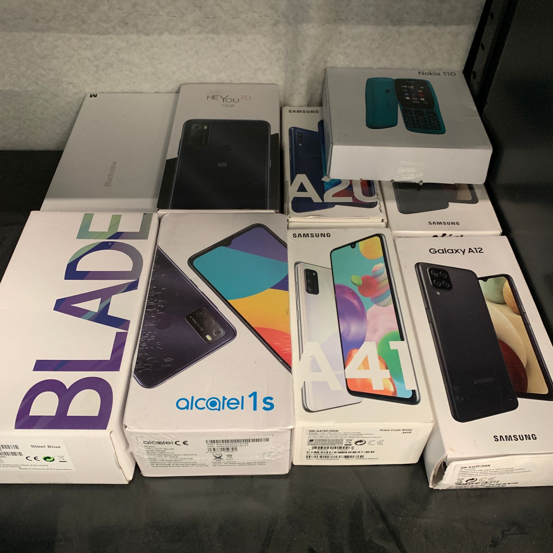 Null Lot of 9 new smartphones: 2 SAMSUNG Galaxy A12, 2 SAMSUNG A20e and A41, 1 H&hellip;