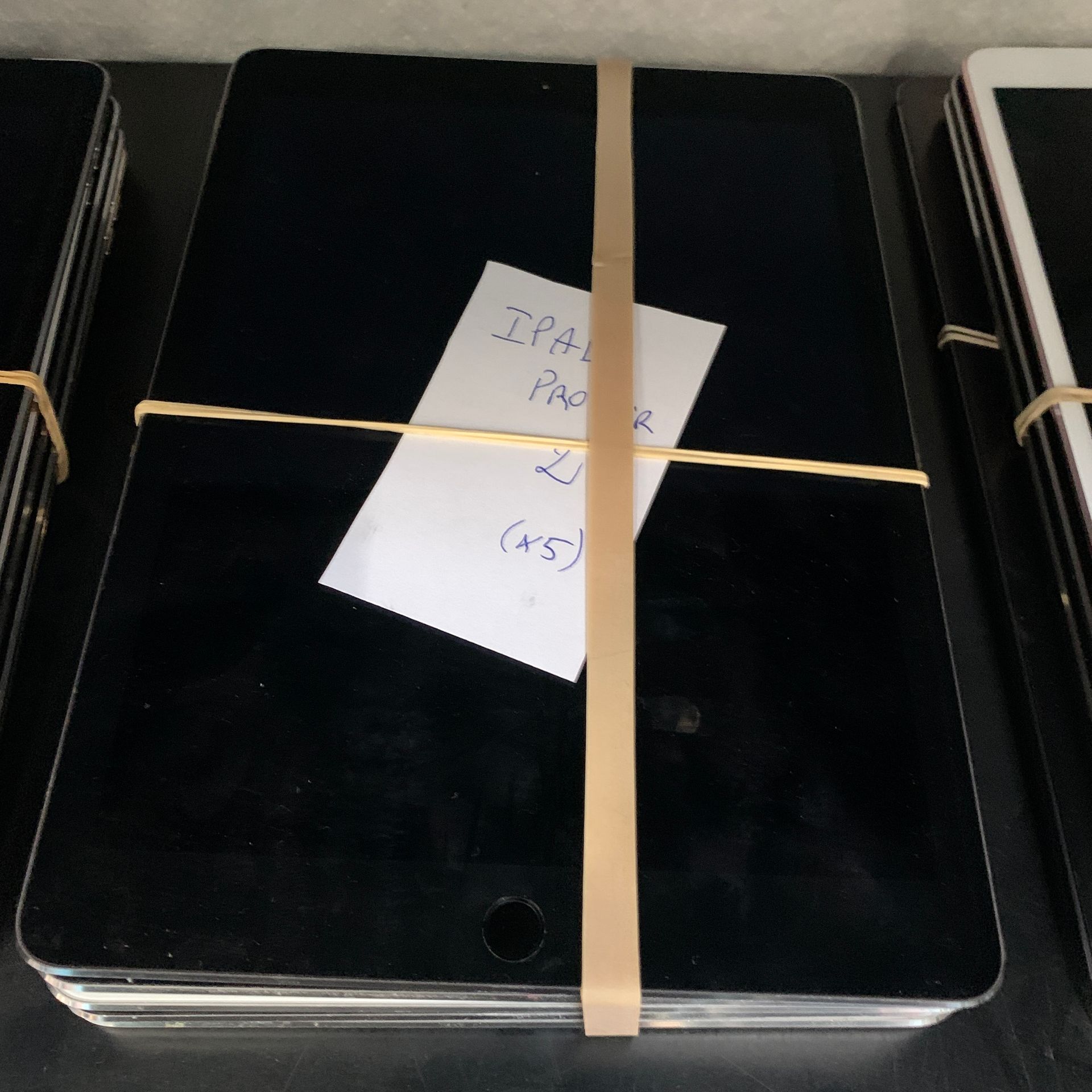 Null Lot de 5 IPAD Pro Air 2ème génération d'occasion de références diverses pou&hellip;