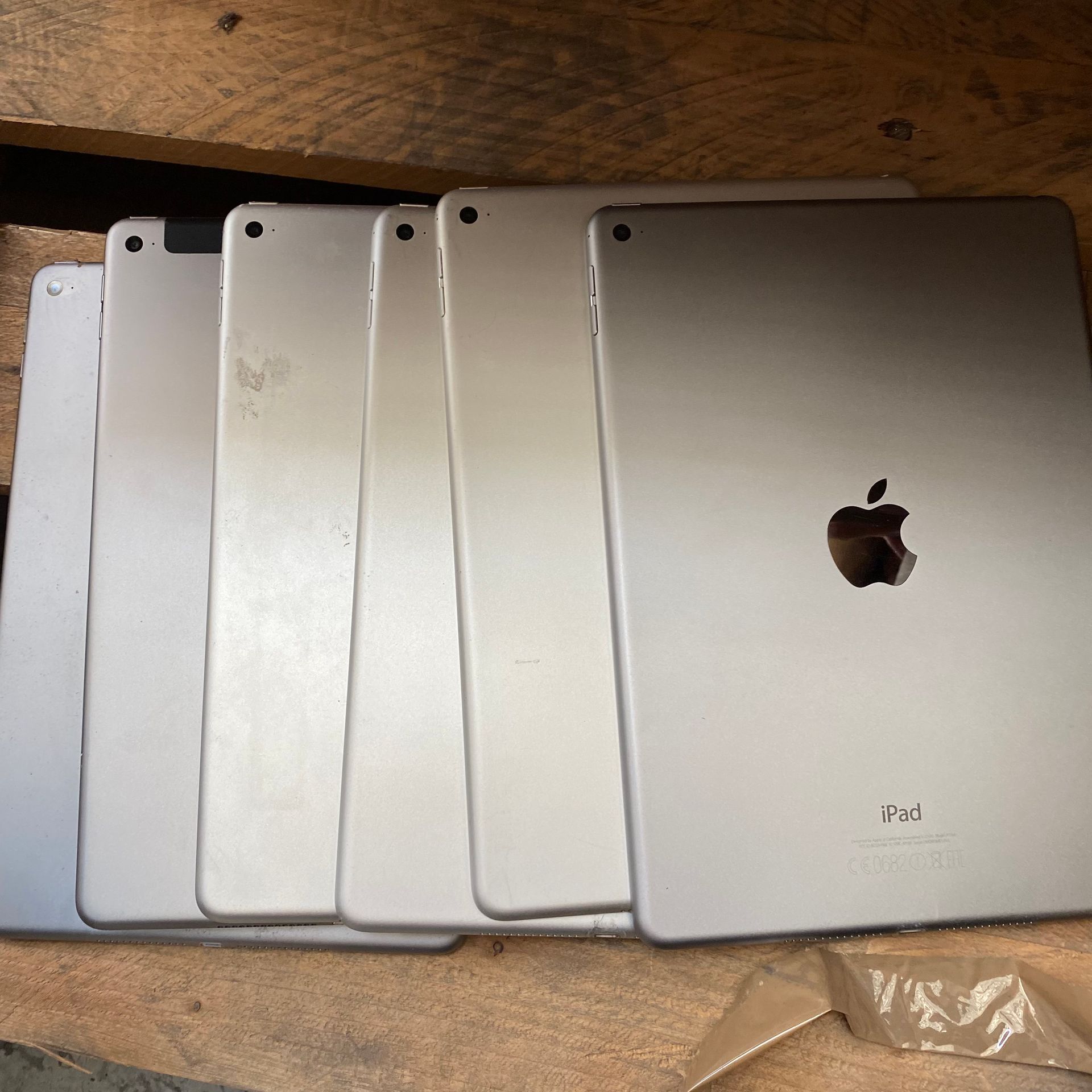 Lot de 6 IPAD 9,7 pouces d'occasion de références diverses pour pièces détachées&hellip;