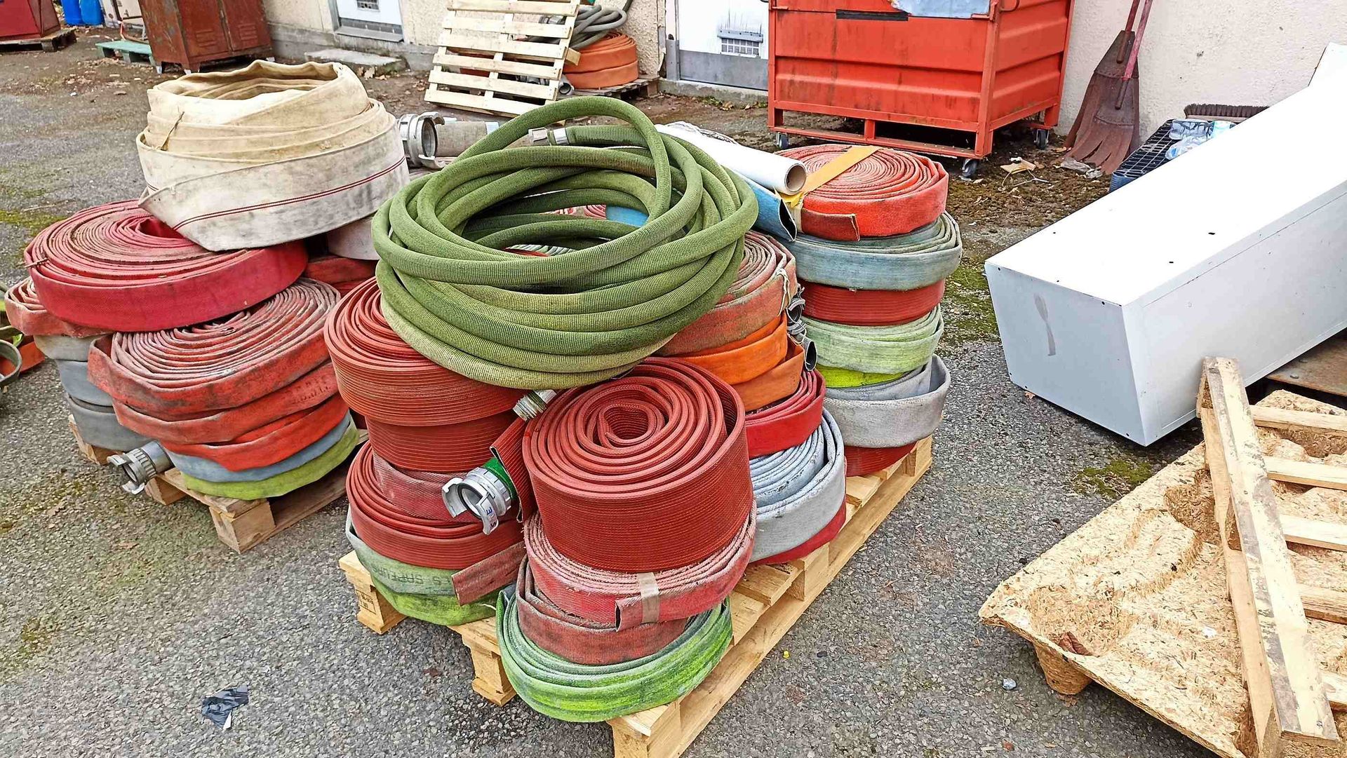 Null 2 pallets of hoses, several sizes, with or without connection. 

 
 
 
Deli&hellip;