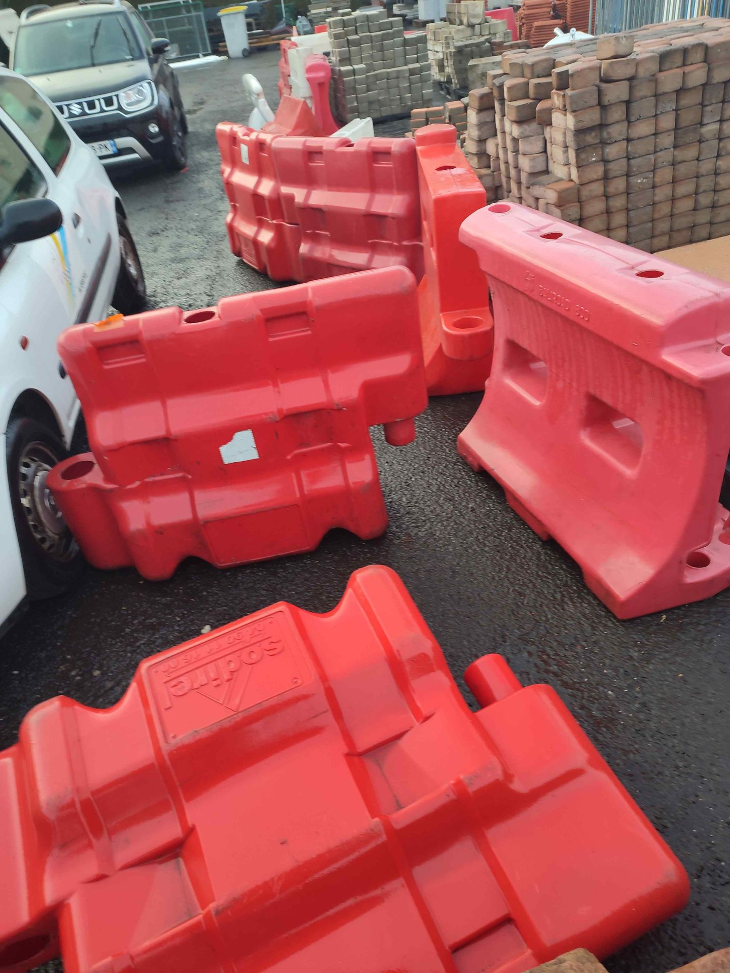 Null Road safety accessories : 
	 - about 15 baliroad + concrete blocks. 
 
 
 
&hellip;