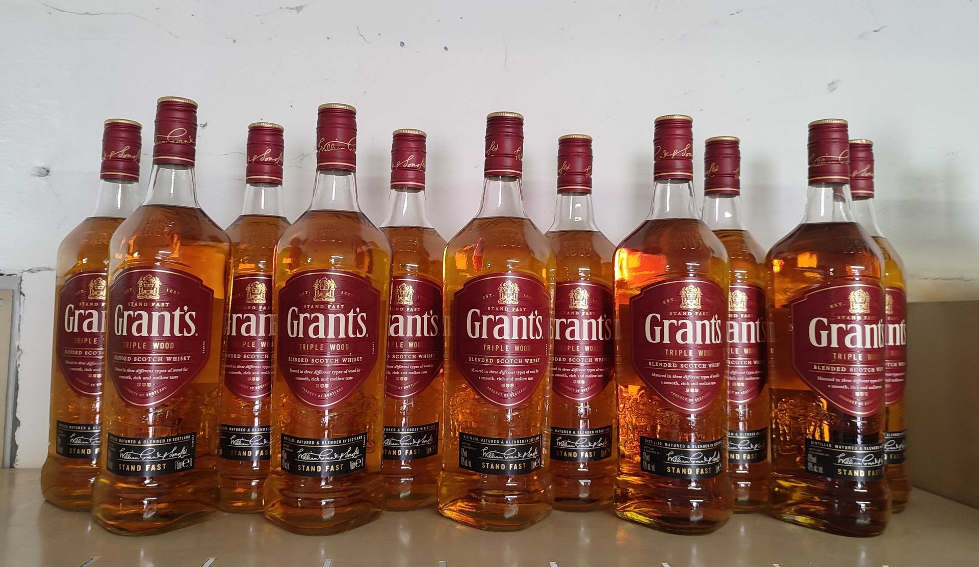 Null 11 bouteilles de whisky GRANT’S, 100 cl. 
Lieu de dépôt : MAGASIN DOMANIAL &hellip;