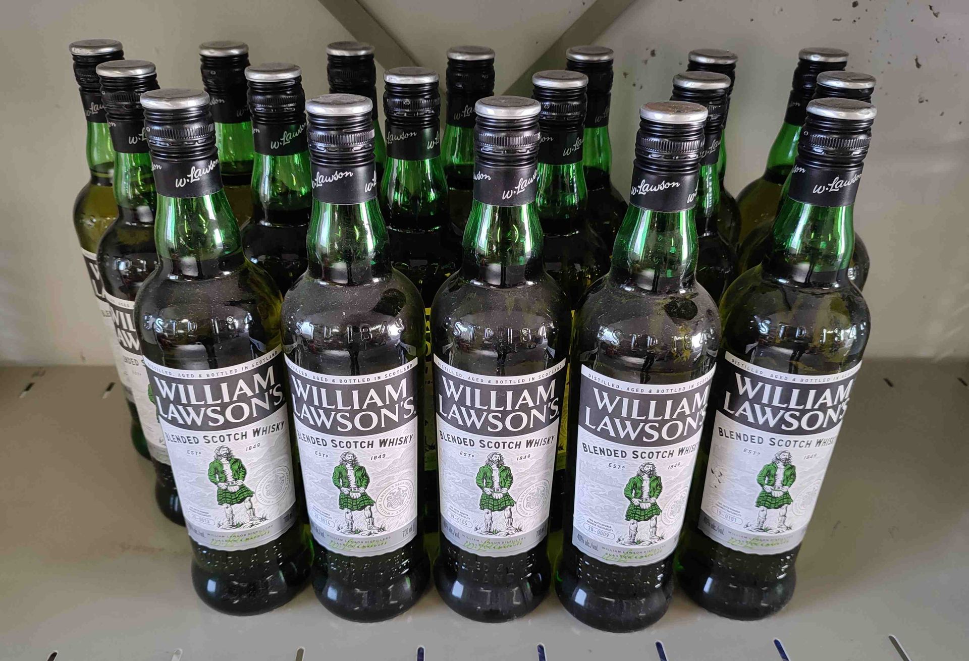 Null 18 bouteilles de whisky WILLIAM LAWSON’S, 70 cl. 
Lieu de dépôt : MAGASIN D&hellip;