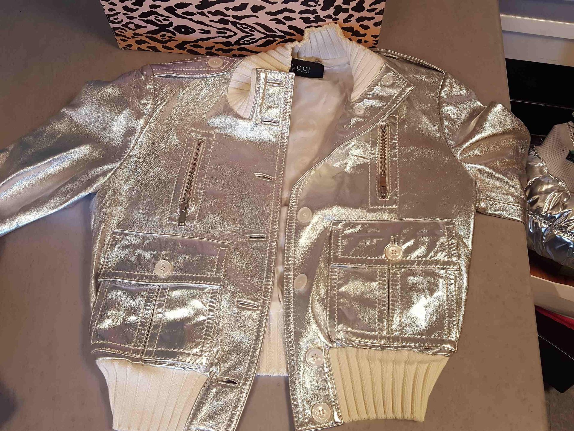 Null Silver GUCCI jacket, small size.
Place of deposit : MAGASIN DOMANIAL CLERMO&hellip;