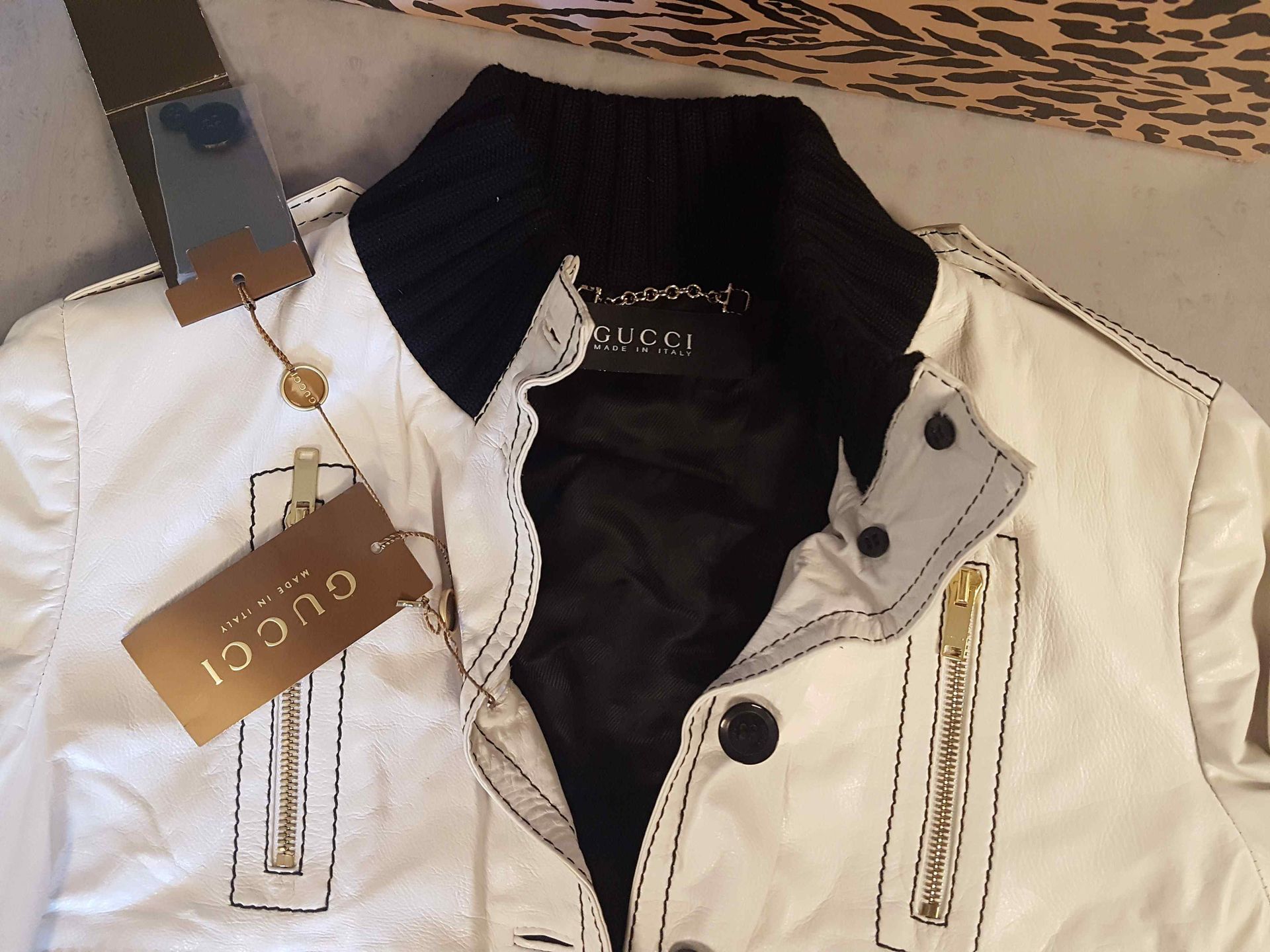 Null White GUCCI jacket, small size.
Place of deposit : MAGASIN DOMANIAL CLERMON&hellip;