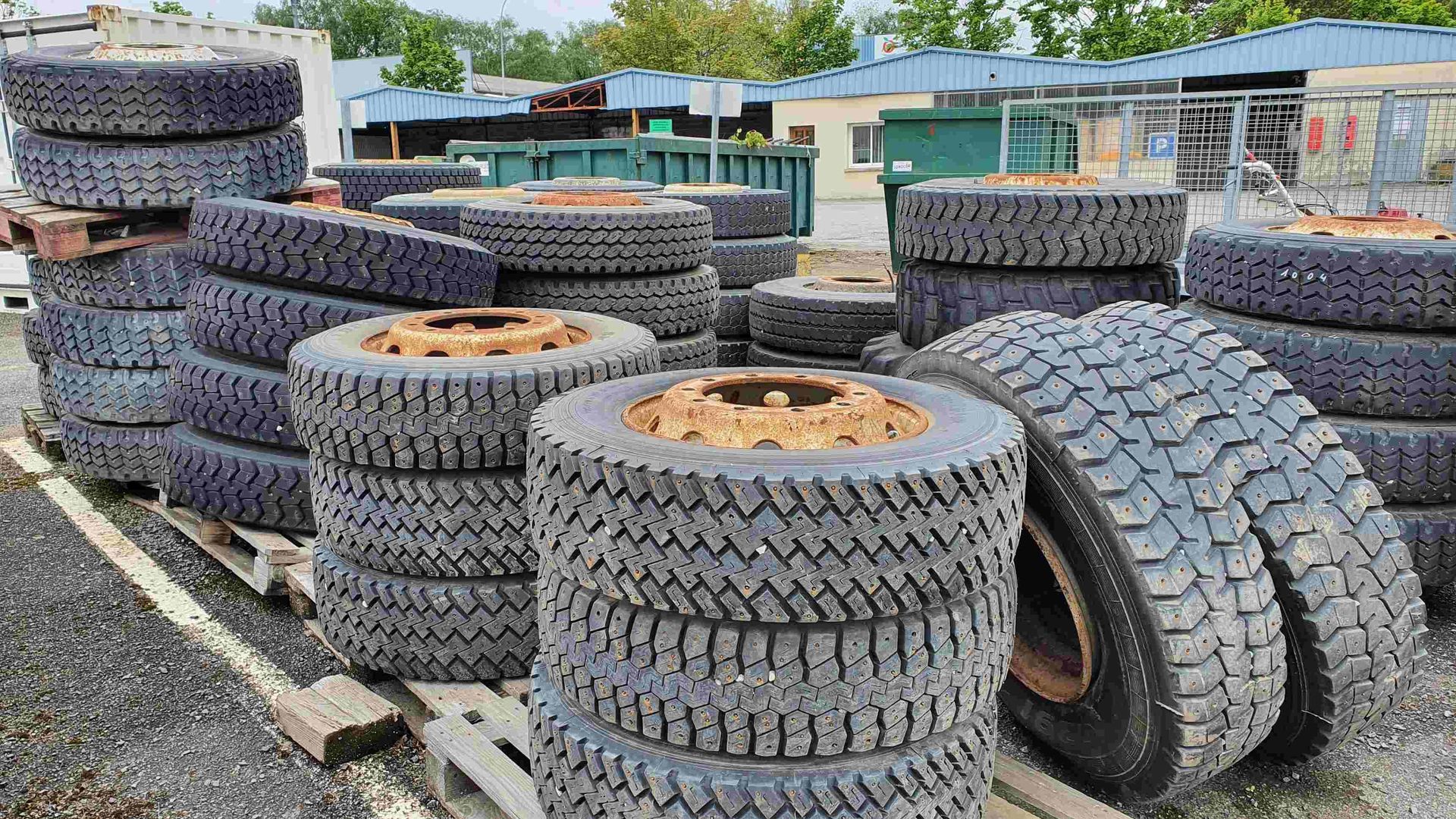 Null [RP] 
	
For professionals only.	
Approximately 40 used truck tyres mounted &hellip;