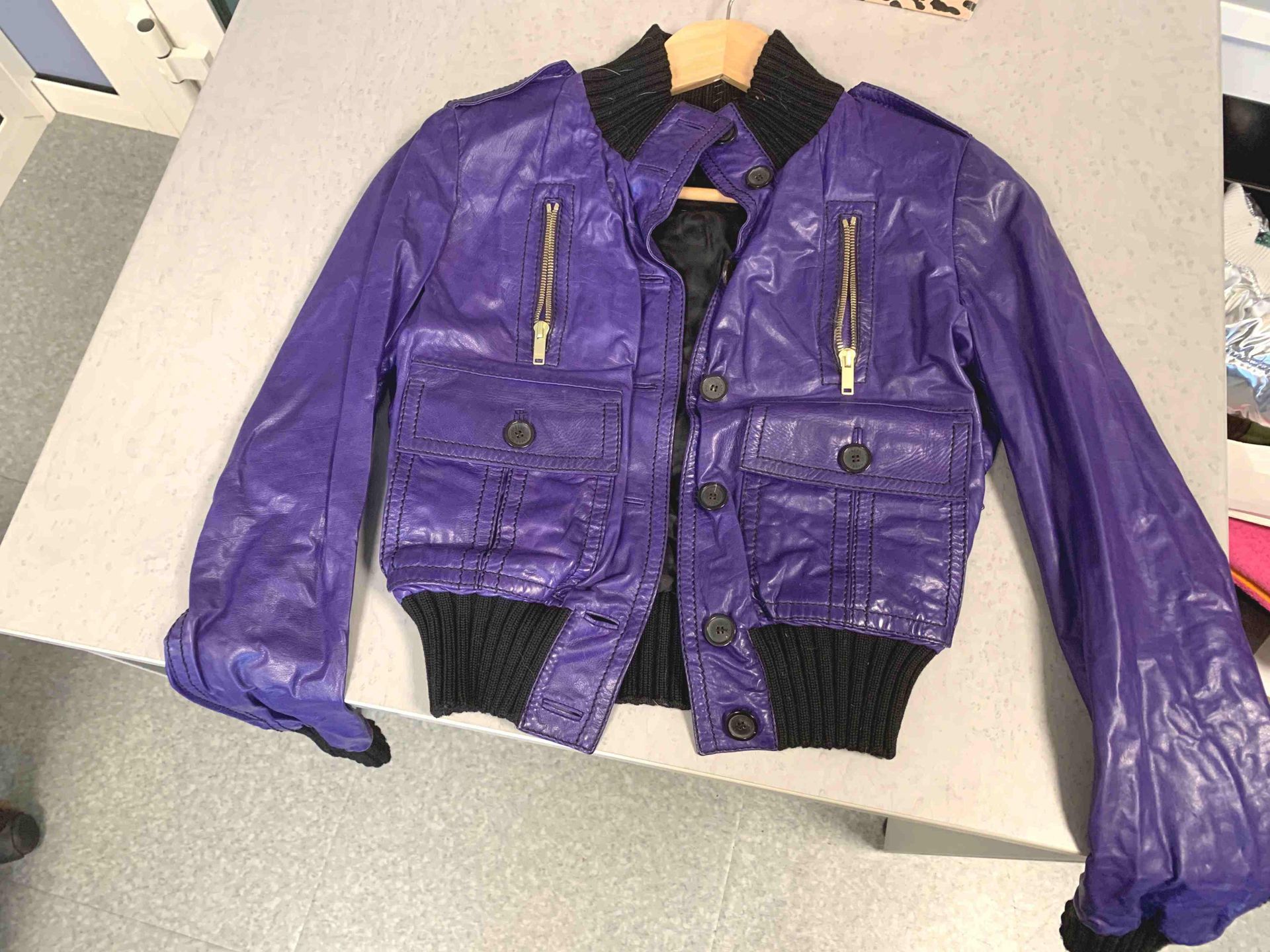 Null Purple GUCCI jacket, small size.
Place of deposit : MAGASIN DOMANIAL CLERMO&hellip;