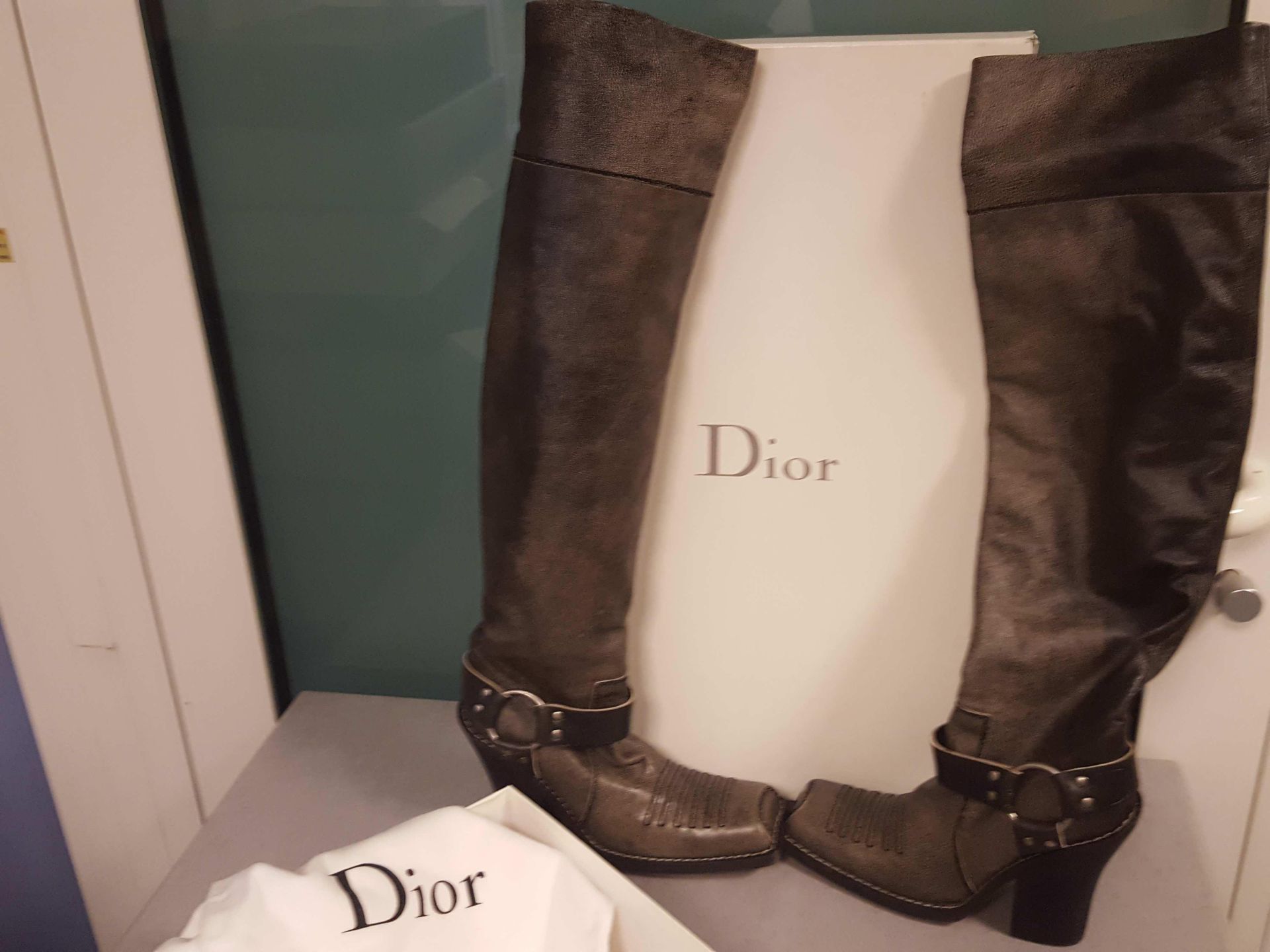 Null DIOR thigh boots, size 38, heel 11 cm, shaft 53 cm.
Place of deposit: DOMAN&hellip;